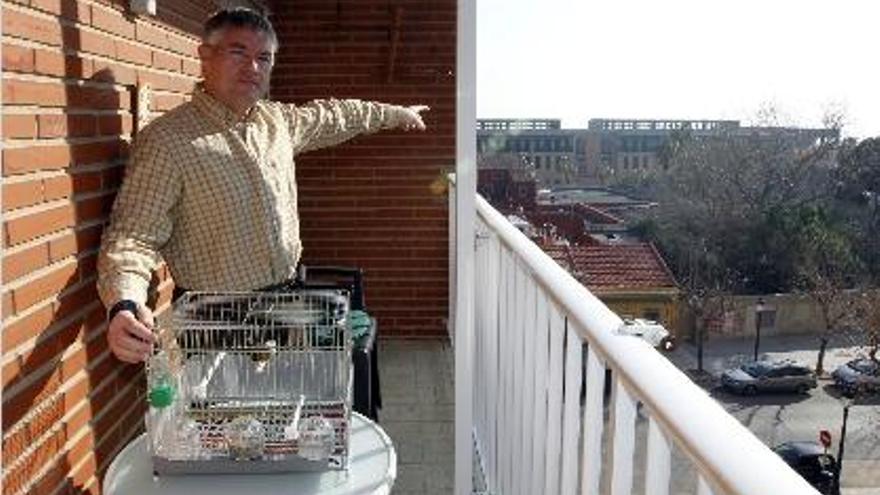 Joaquín Llovet señala la antigua sala de fiestas donde anidan las aves rapaces.