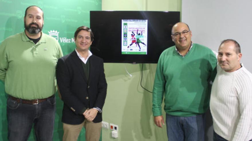 El diputado de Cultura y Deportes, Juan Jesús Bernal, y el concejal de Deportes del Ayuntamiento de Vélez-Málaga, Jesús Lupiáñez, han presentado la octava edición del torneo.