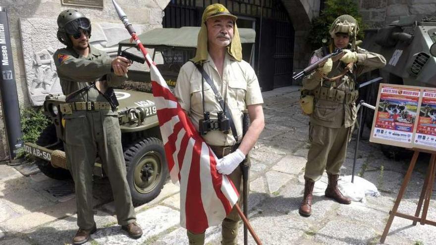 Participantes en Ariete vestidos como soldados de EEUU encañonan a otro del Ejército japonés, ayer.