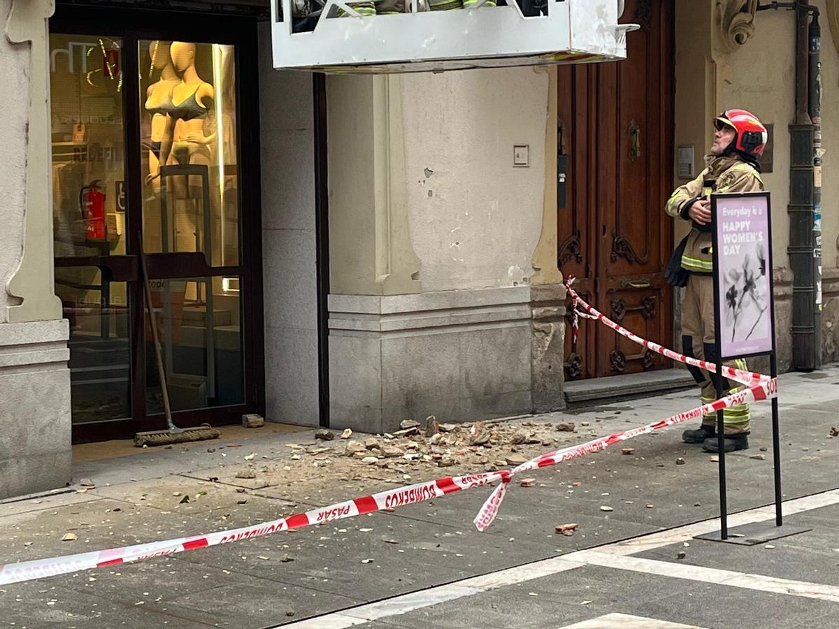 Intervención de los bomberos tras la caída de cascotes