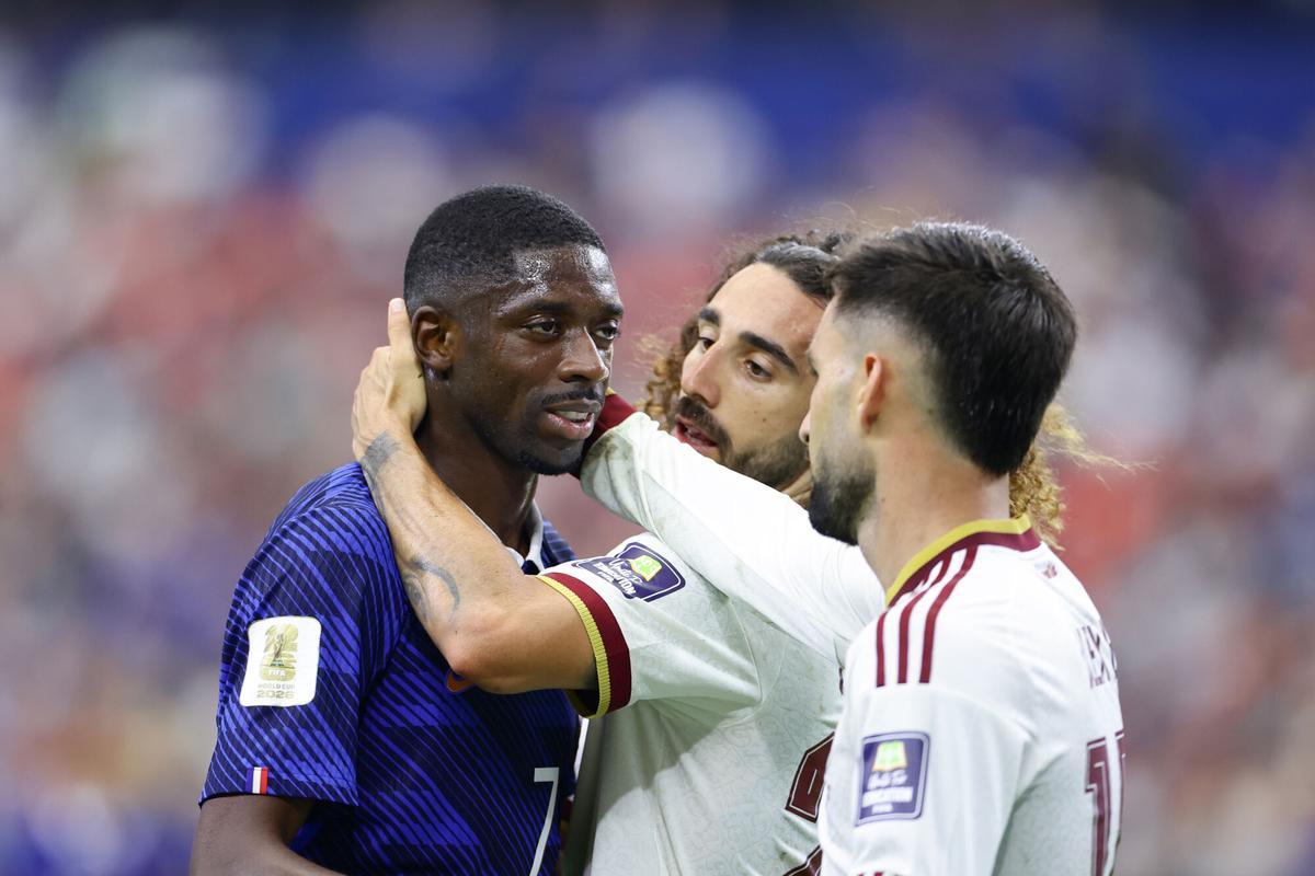 GR2083. ARLINGTON (ESTADOS UNIDOS), 14/07/2026.- Ousmane Dembélé (i) de Francia reacciona junto a Marc Cucurella (c) de España este martes, en el partido de semifinales del Mundial de la FIFA 2026 entre Francia y España en el estadio AT&amp;amp;T en Arlington (Estados Unidos). EFE/ Carlos Ramírez