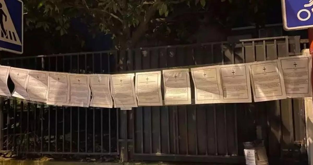 Pasquines-esquela colocados en la puerta del IES As Lagoas en 2025, una de las acciones de varias familias para quejarse sobre la forma de dar Matemáticas de una profesora. | FDV