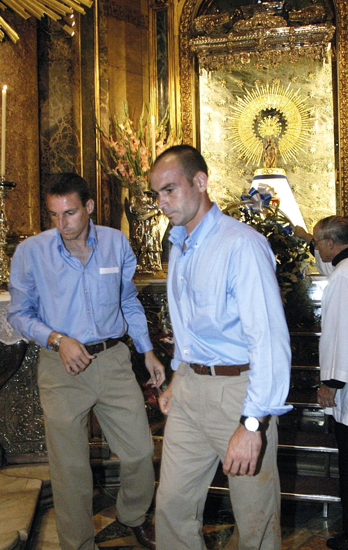 En la Ofrenda a la Virgen como capitán y junto a Cuartero en 2003.