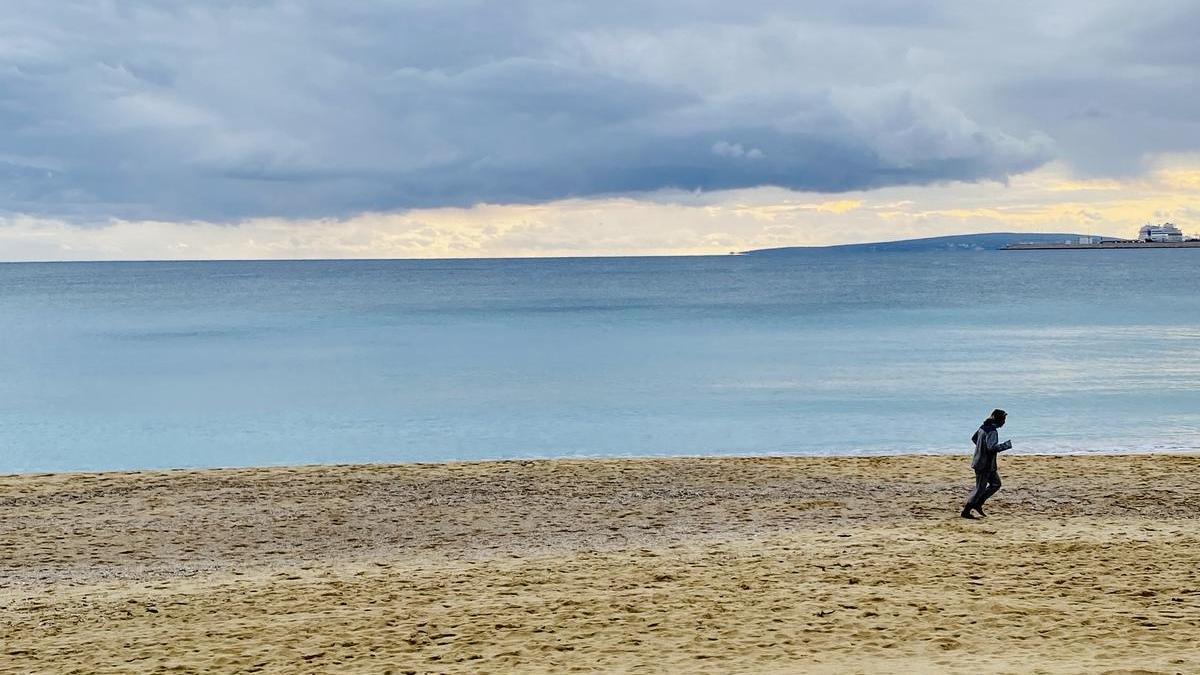 Der Strand dürfte in den kommenden Tagen wieder leerer werden. Regen ist angekündigt.