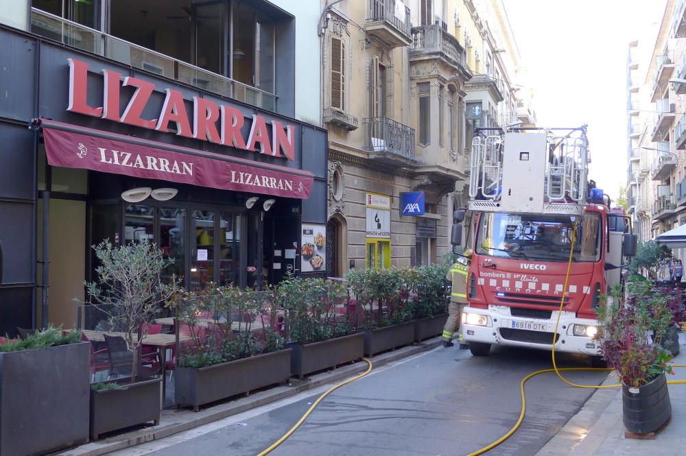 El carrer Monturiol tallat l'endemà de l'incendi