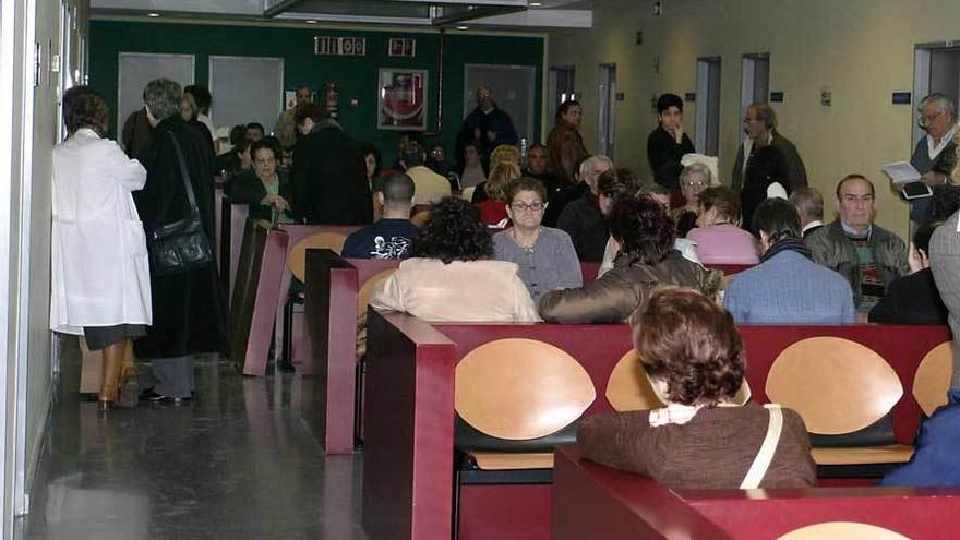 Pacientes en la sala de espera del Hospital de Riaño, en una imagen de archivo.