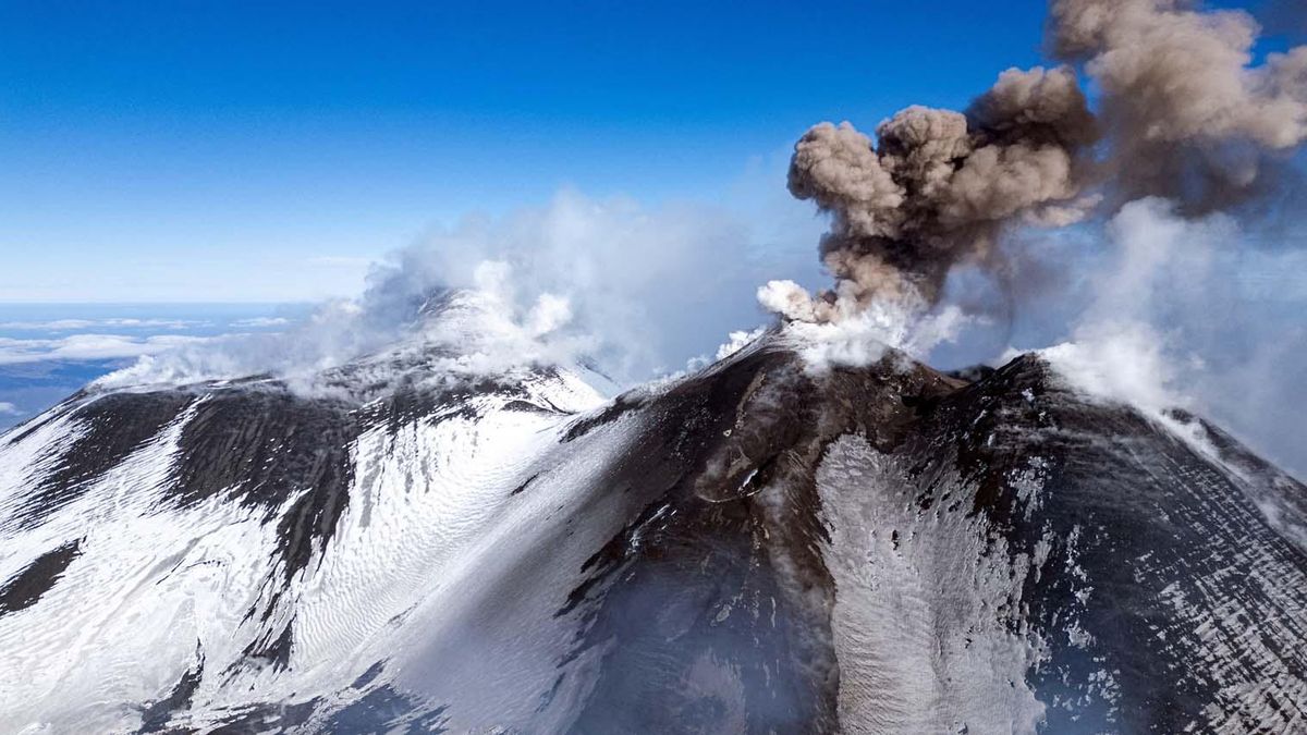 La lava fluye sobre la nieve en el volcán Etna