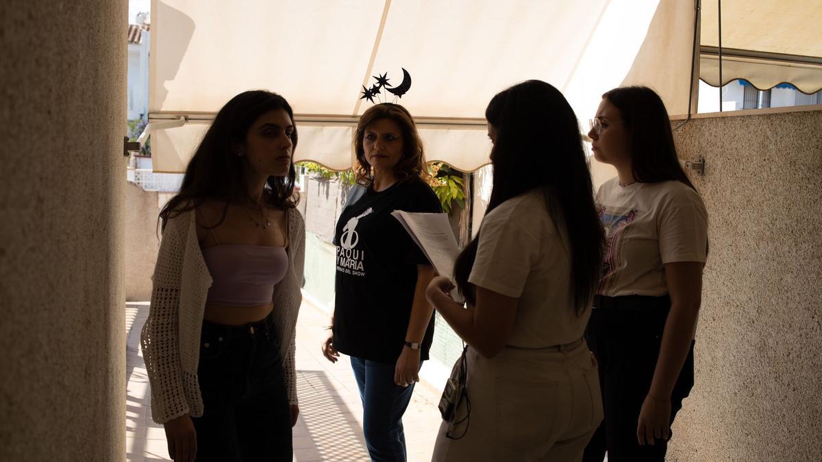 Lucía Criado Rosas y Cinta Guerrero Guerra durante el rodaje de 'Ten Cuidaito'