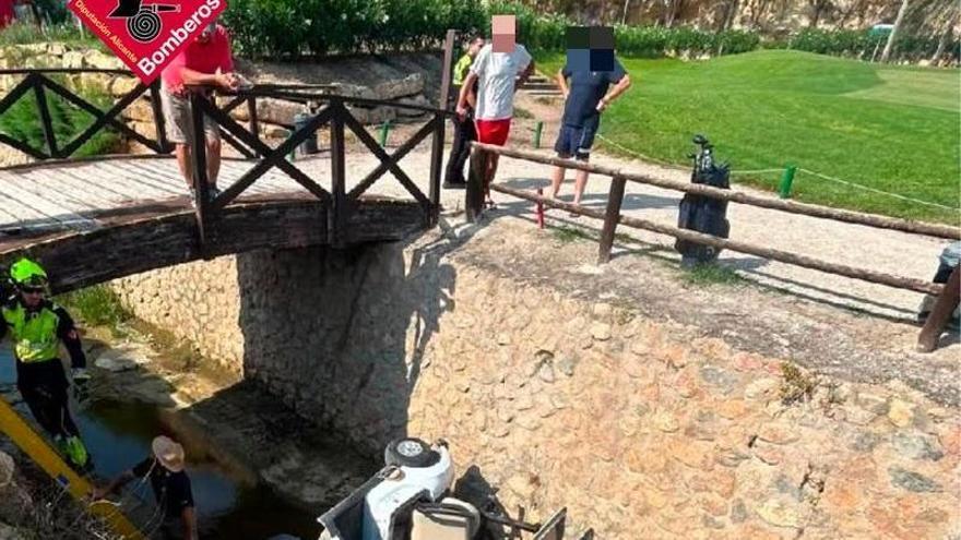Herido un menor tras caer un carrito de golf desde tres metros de altura en Rojales