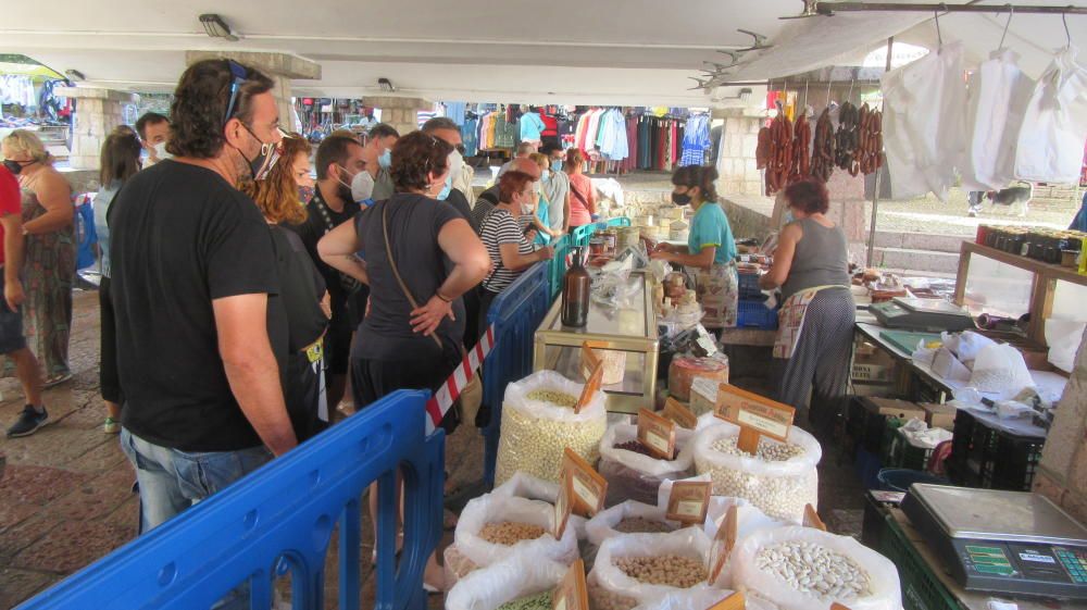 Ambiente en "la plaza" de Cangas de Onís.