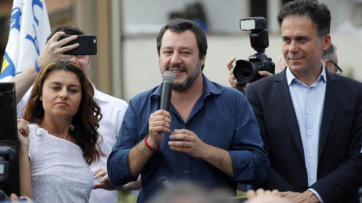 Matteo Salvini, en el centro.