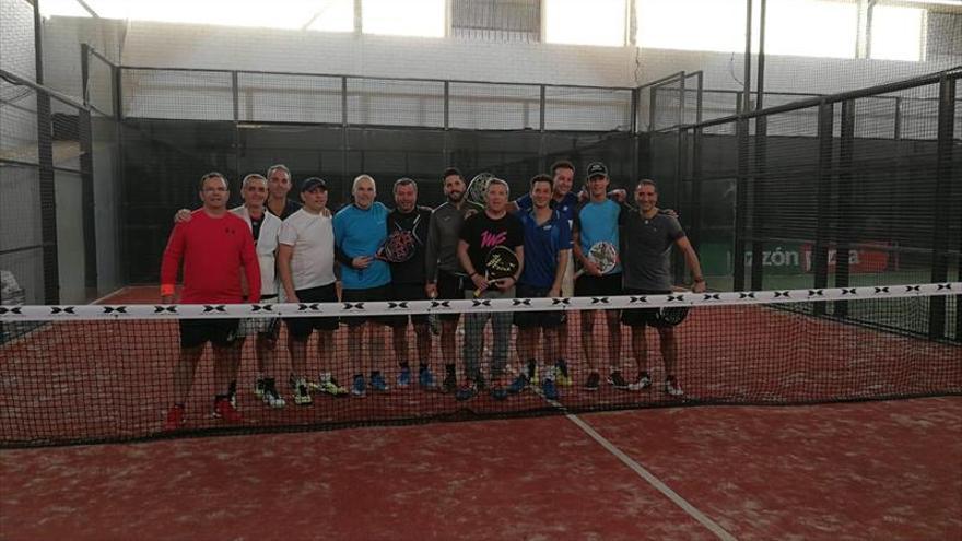 ‘Los 8 de Vistasierra’ celebran su primer torneo de padel