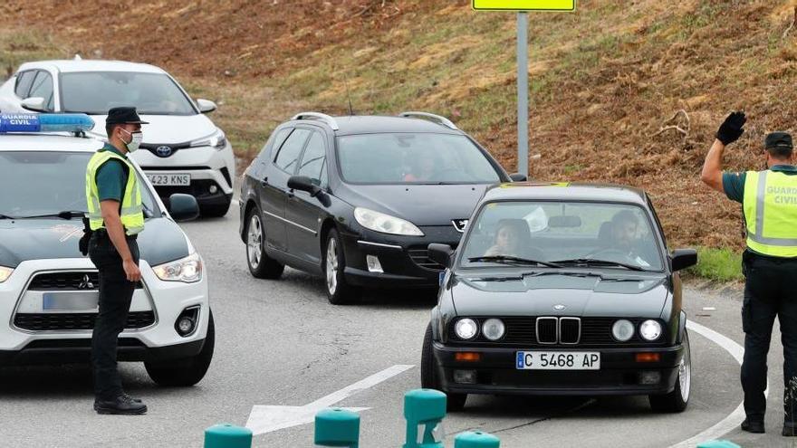 Control de la Guardia Civil en Ribadeo para garantizar que se cumple el confinamiento