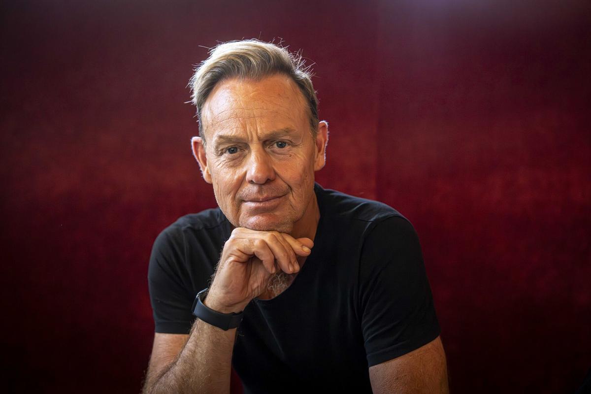 Barcelona 30/06/2025 Icult. Entrevista con Jason Donovan, actor y cantante australiano estrella de los años 80 y 90. Este otoño protagonizará 'The Rocky Horror Picture Show'. AUTOR: MANU MITRU