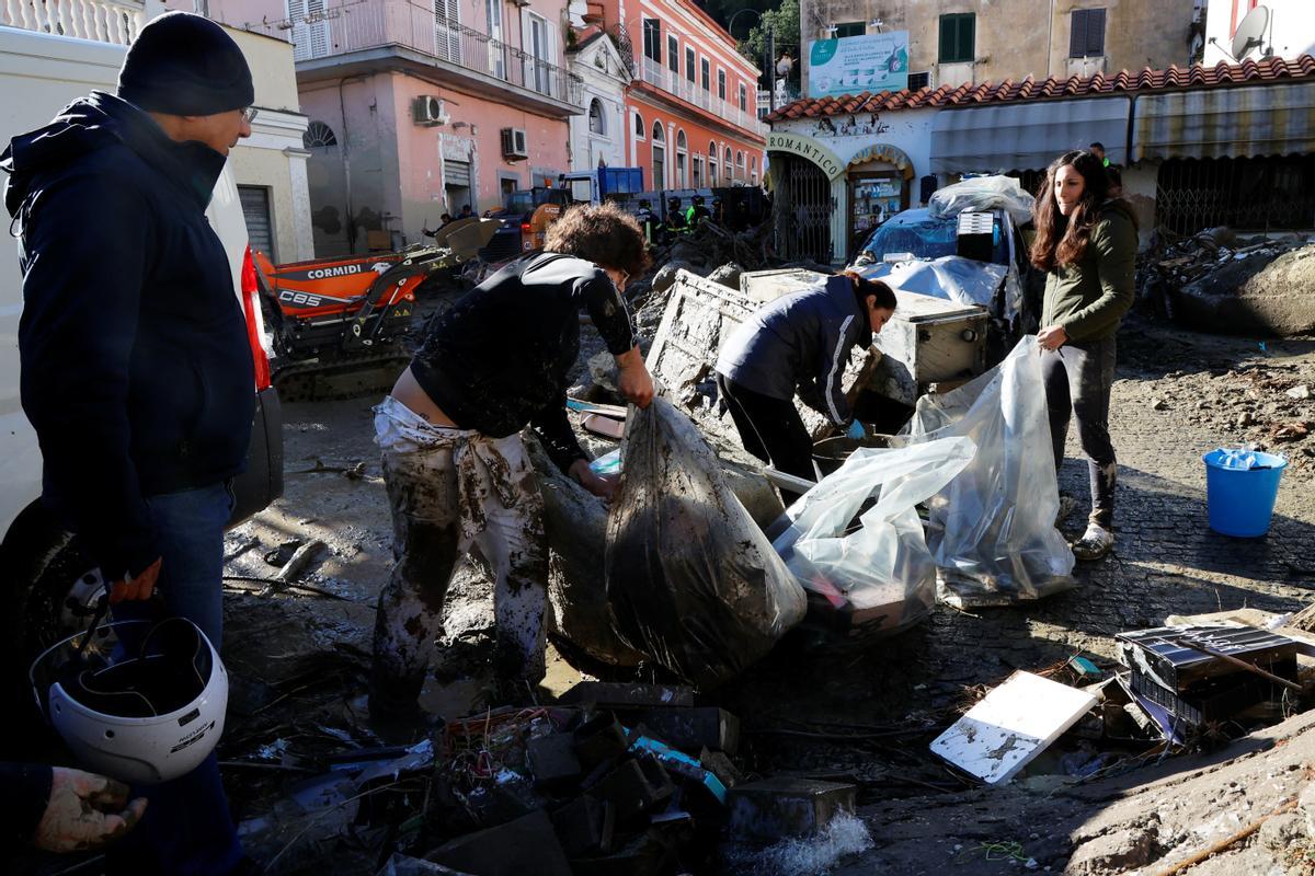 Un muerto y decenas de desaparecidos tras un corrimiento de tierra en la isla italiana de Ischia