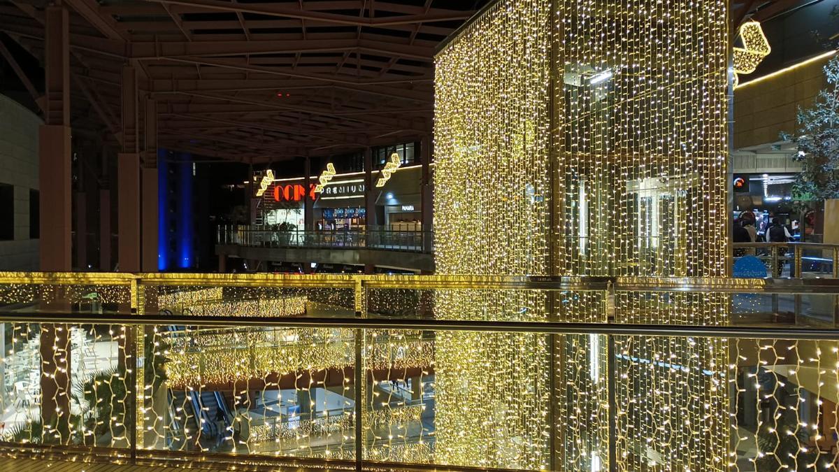 Iluminación navideña en el centro comercial Aqua