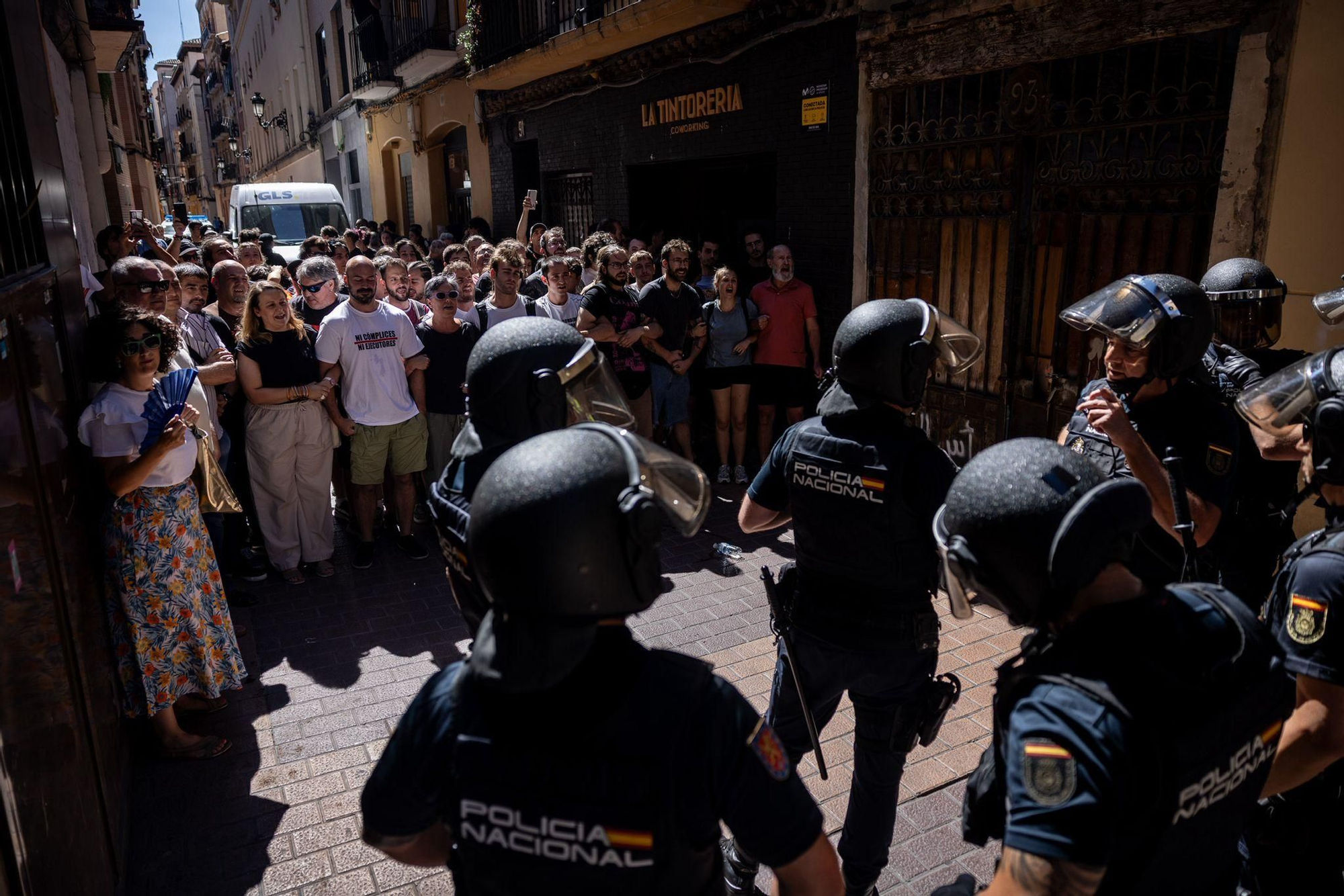En imágenes |  Zaragoza se moviliza contra el desahucio de Samanta: "Es injusto lo que está pasando"