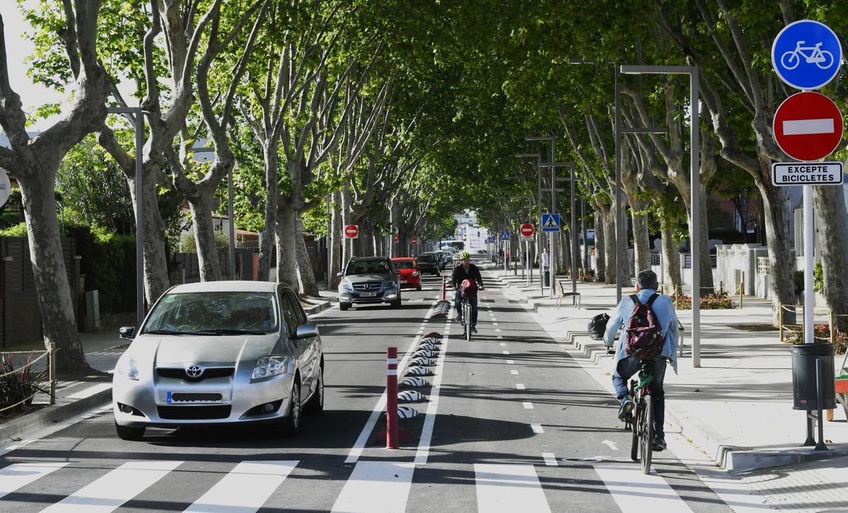 Ciclistas en la avenida Pineda de Castelldefels en una imagen de archivo.