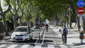 Ciclistas en la avenida Pineda de Castelldefels en una imagen de archivo.