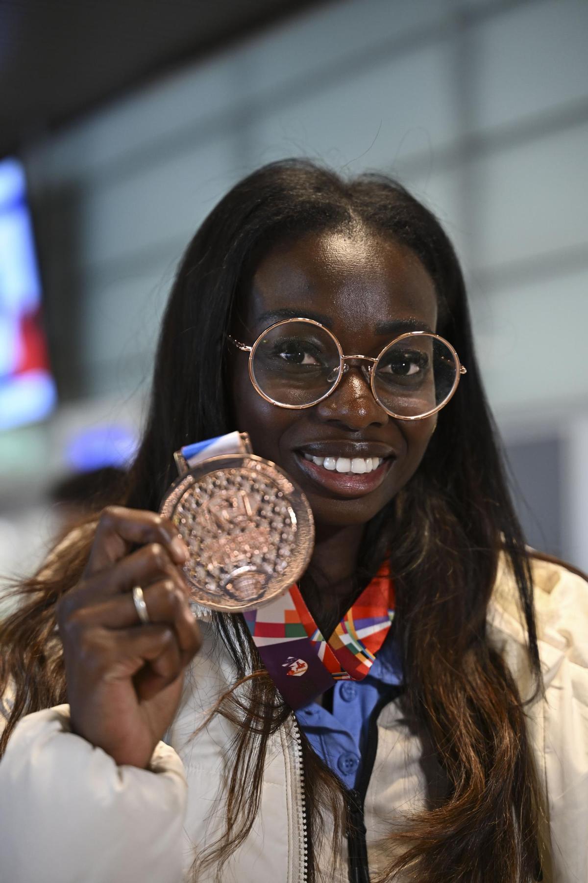 Fátima Diame muestra su medalla