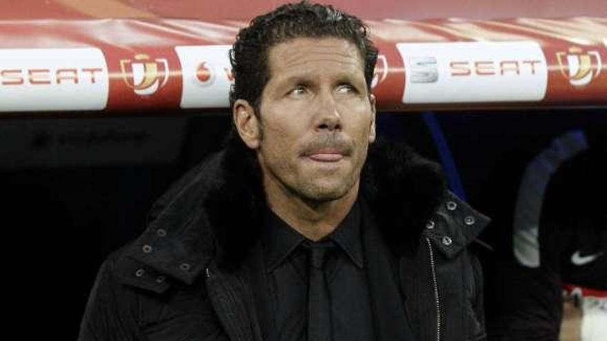 Simeone, antes del comienzo de un partido. // Efe