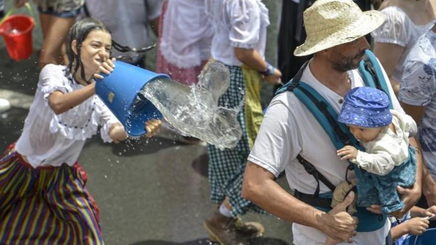 Fiesta tradicional de la Traída del Agua infantil en Lomo Magullo