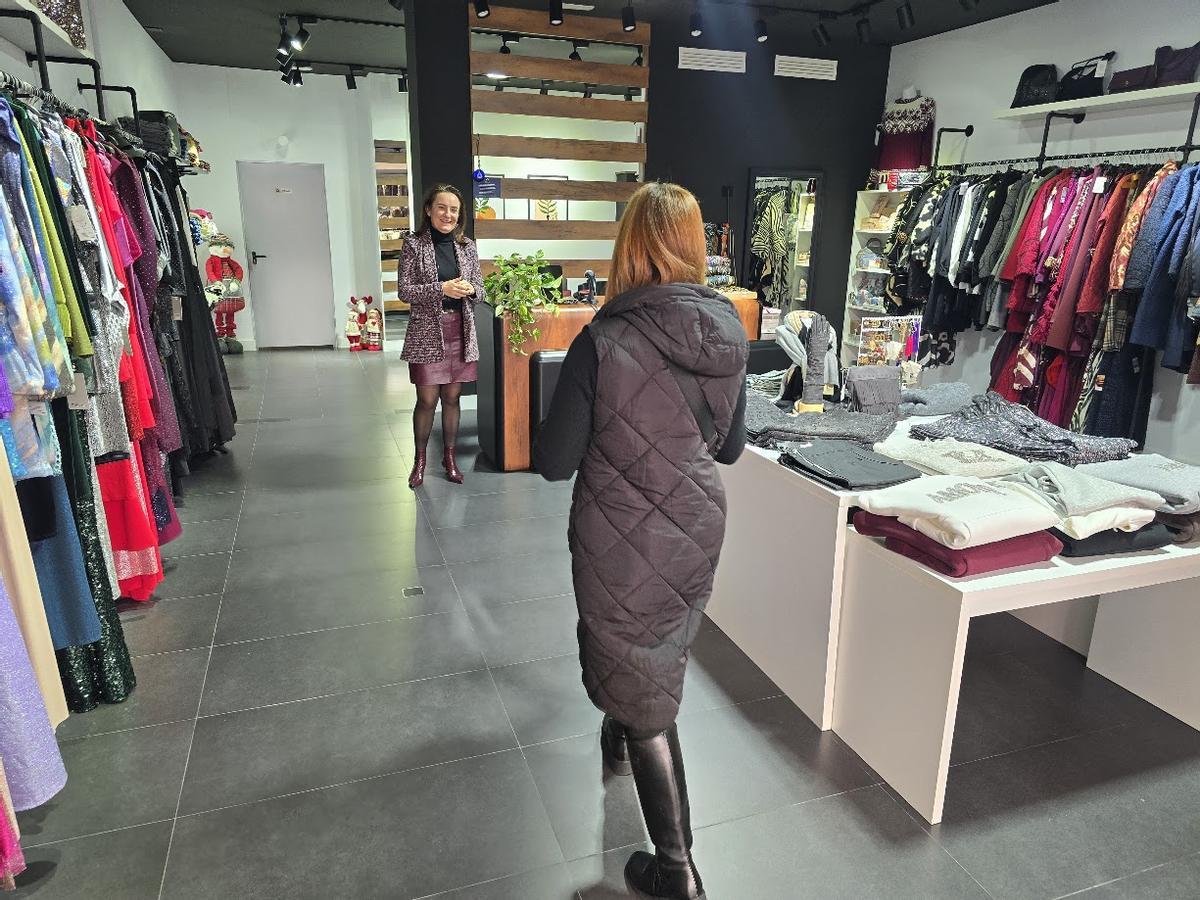 Mari recibiendo a una clienta en "Miuchi".