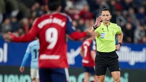 Sanchez Martínez ante el Chimy Ávila durante el CA Osasuna-Celta de LaLiga Santander 2022-2023