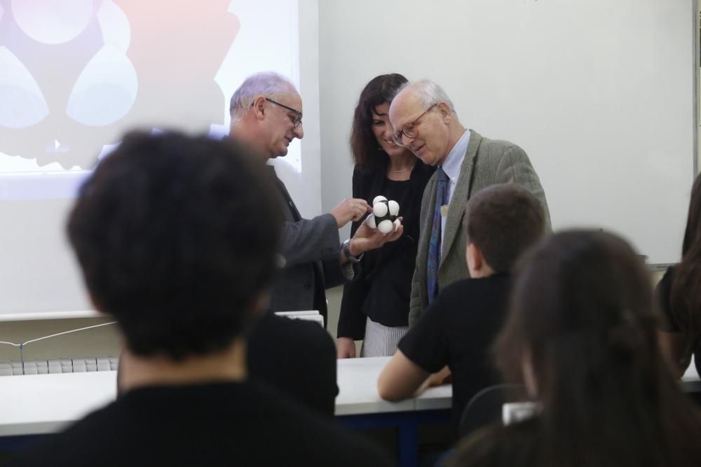 Rainer Weiss visita un instituto en Avilés