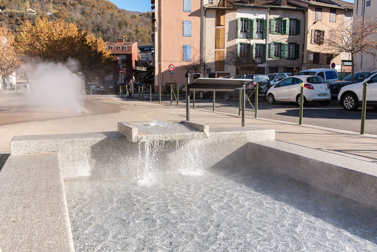Fuente con aguas termales de la aldea francesa de Ax-les-Thermes