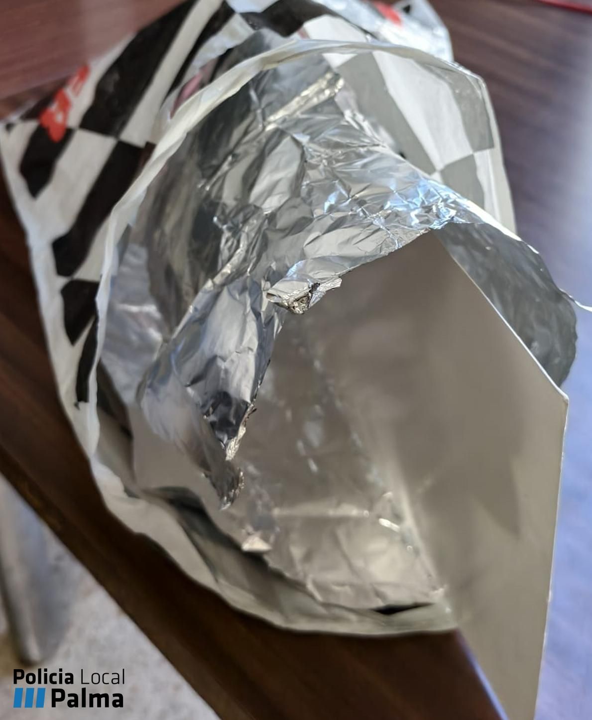 La bolsa forrada de aluminio intervenida al detenido.