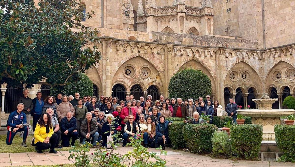 El grup d’eivissencs en el claustre de la catedral de Girona. / F. C.