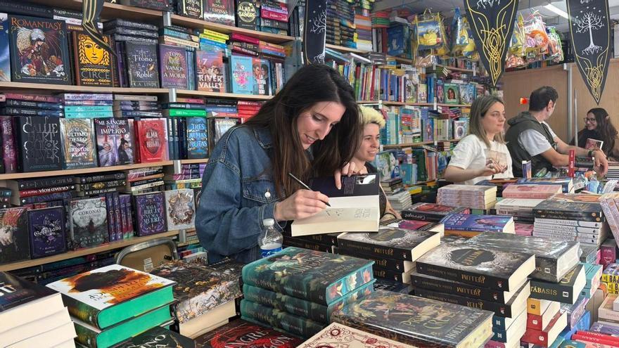 Colas, lluvia ligera y presentaciones simultáneas: la Fira del Llibre mantiene el tirón del domingo