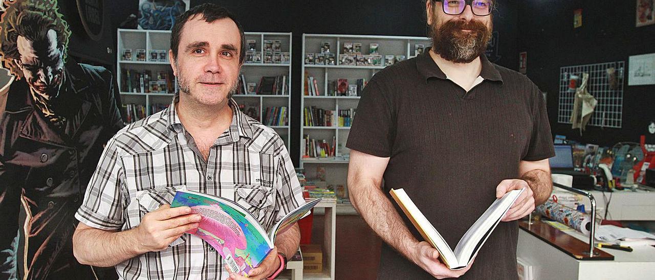 Ricardo Rodríguez y Simón Blanco abrieron el Sindicato del Cómic hace una década.   | // IÑAKI OSORIO