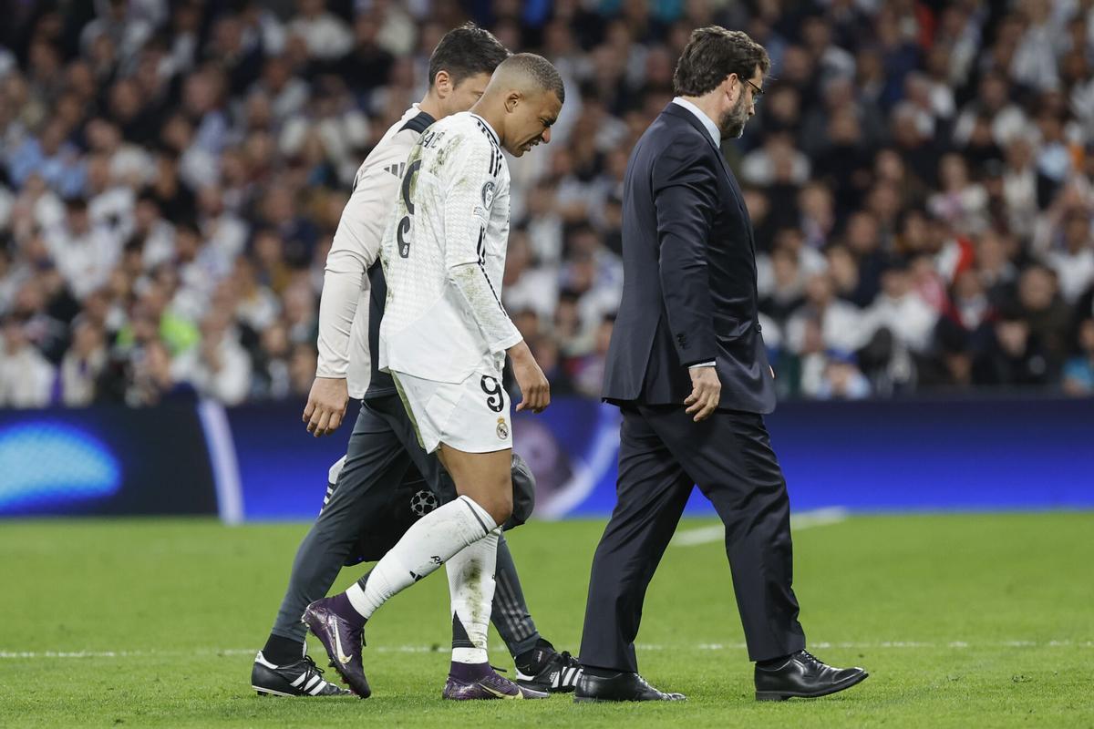 Mbappé, abandonando el terreno de juego durante el encuentro de vuelta de cuartos contra el Arsenal de la temporada pasada.