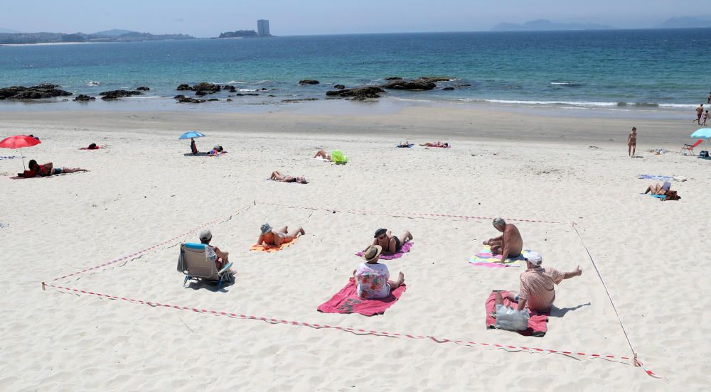 Bañistas en parcelas del tamaño que prepará el Concello