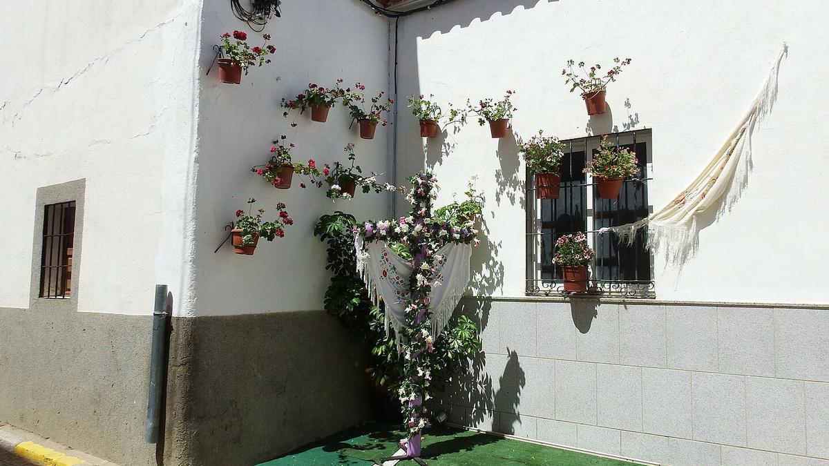 Floreado rincón en las calles de El Guijo, Córdoba.