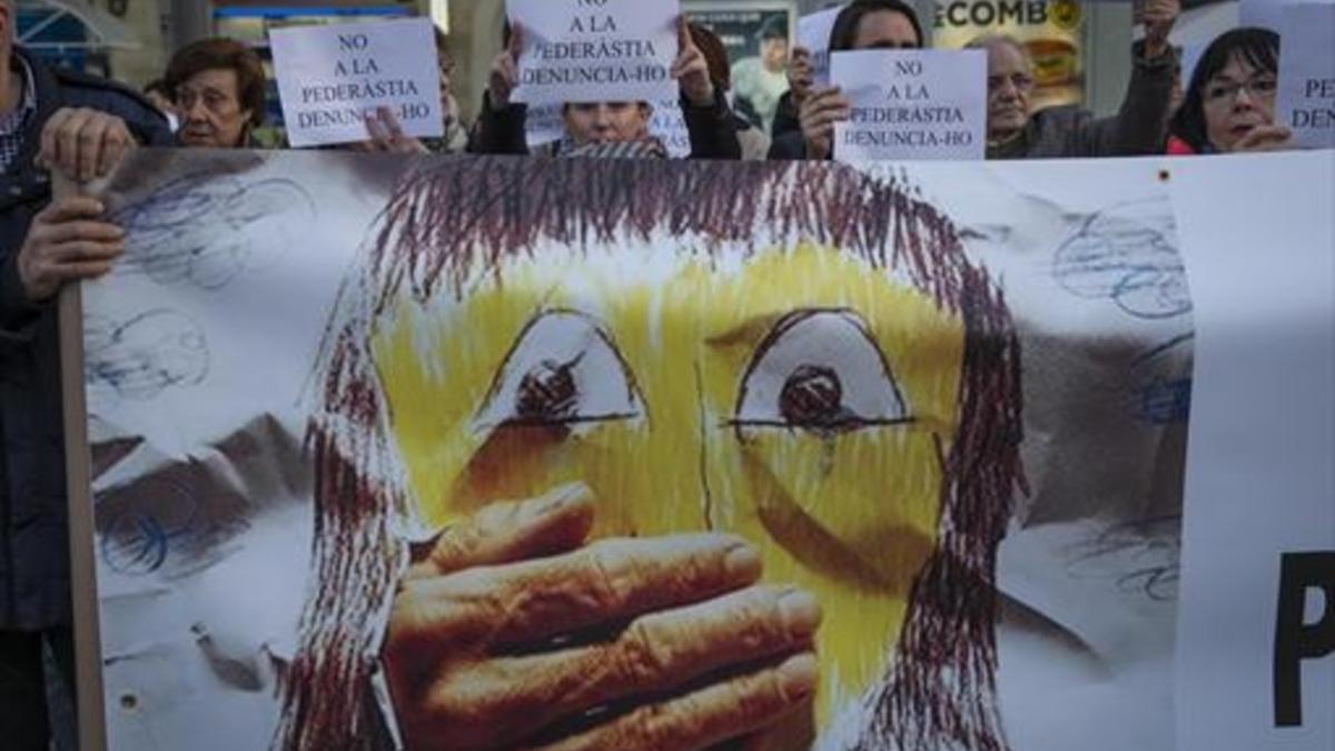 Acto en la plaza del Centre de Sants, en Barcelona, en apoyo a las víctimas de pederastia de los Maristas.