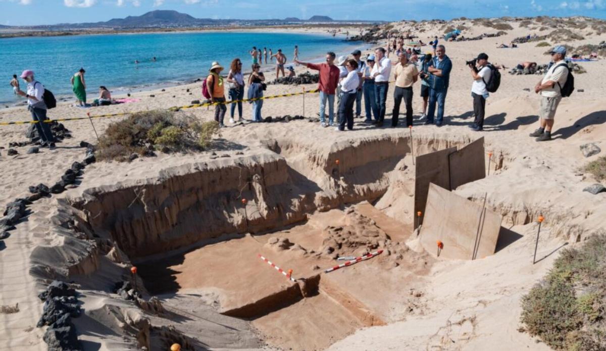 El yacimiento de Lobos 1 durante una visita institucional.