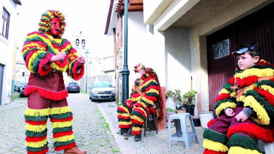Personas con trajes de Carnaval en Podence, Portugal. | // V. SANTOS