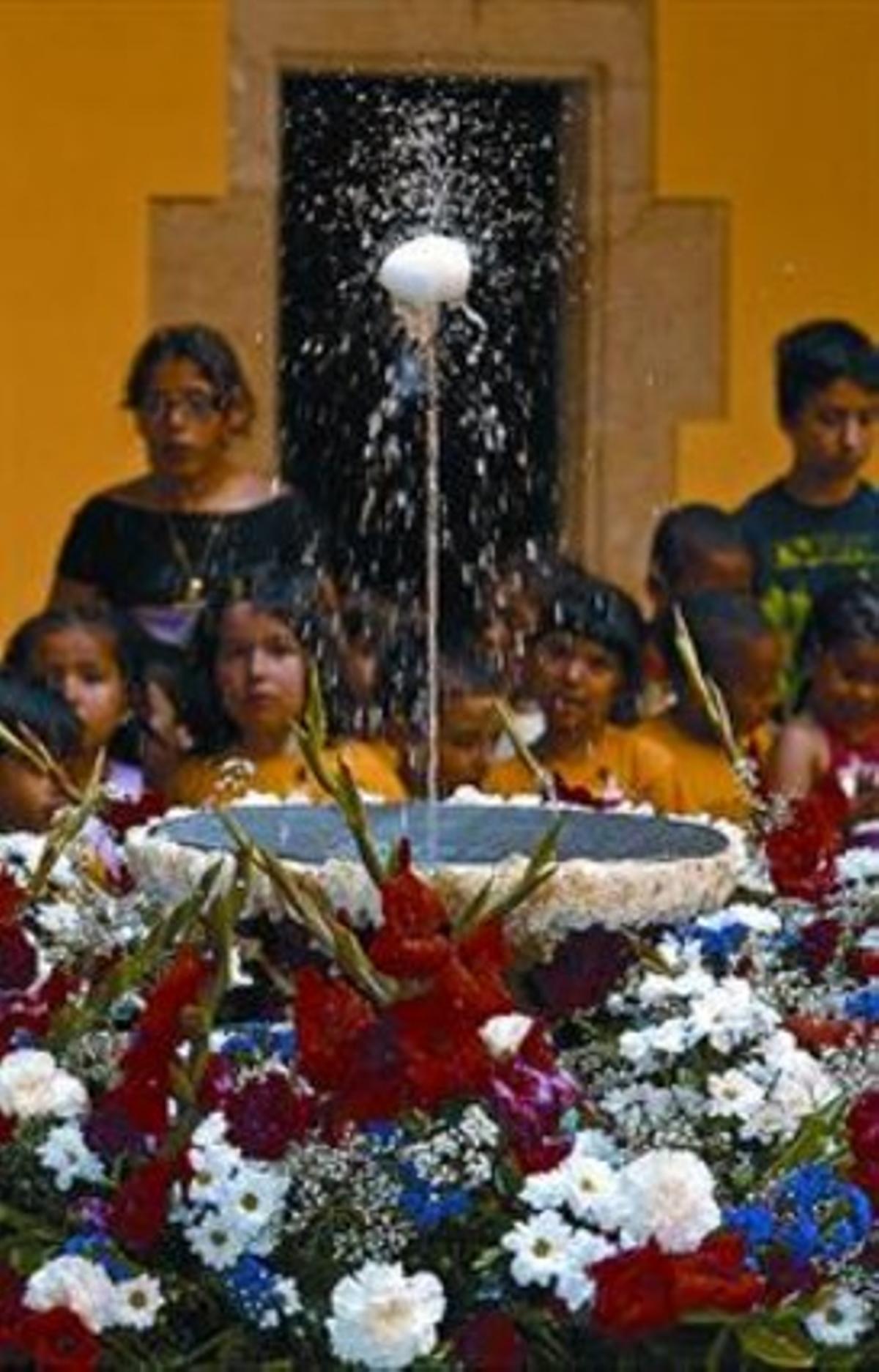 Equilibri aquàtic d’un ou en una font engalanada. Equilibri aquàtic d’un ou en una font engalanada.