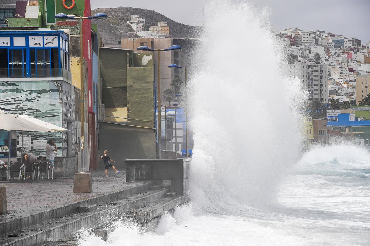 Oleaje fuerte en el paseo del barrio de San Cristóbal en Las Palmas de Gran Canaria. Oleaje fuerte en el paseo del barrio de San Cristóbal en Las Palmas de Gran Canaria.