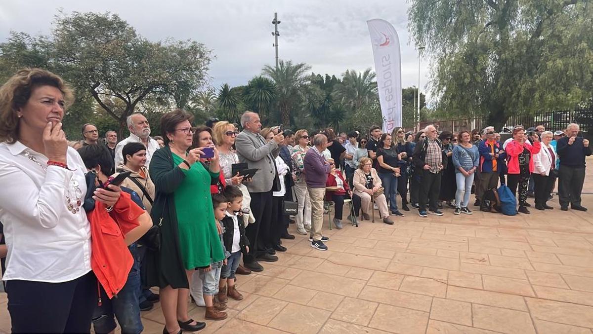 Asistencia en el descubrimiento de una de las placas en una pista deportiva de Elche