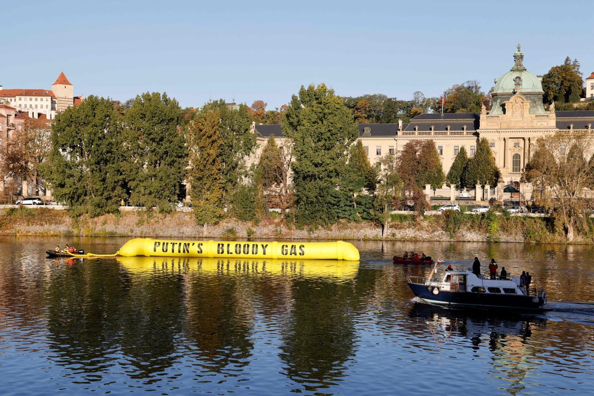 Greenpeace protesta con un gasoducto hinchable en Praga ante la cumbre de líderes europeos