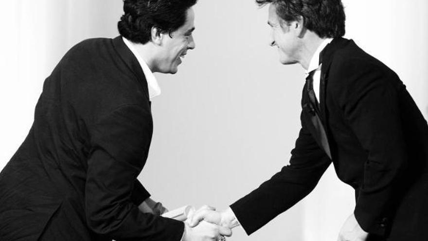 Benicio del Toro, a la izquierda, recibe la felicitación del presidente del jurado, Sean Penn.