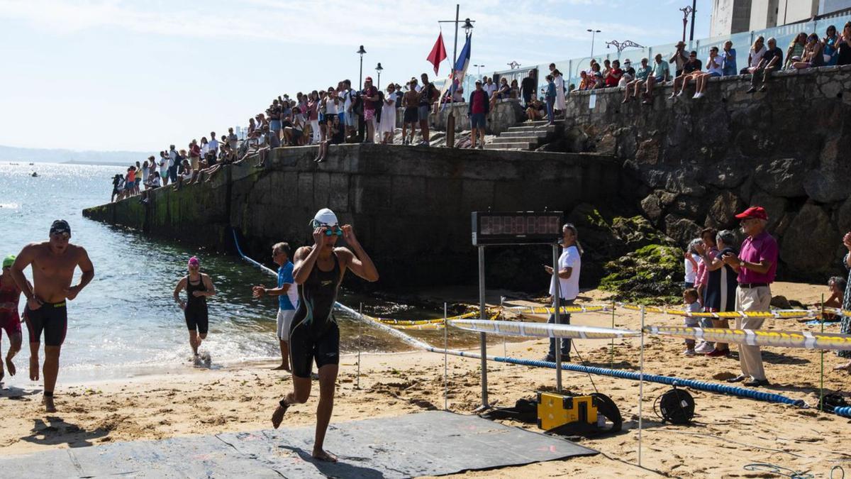 Miguel Martínez y Lucía Villarnovo ganaron la Travesía de San Amaro