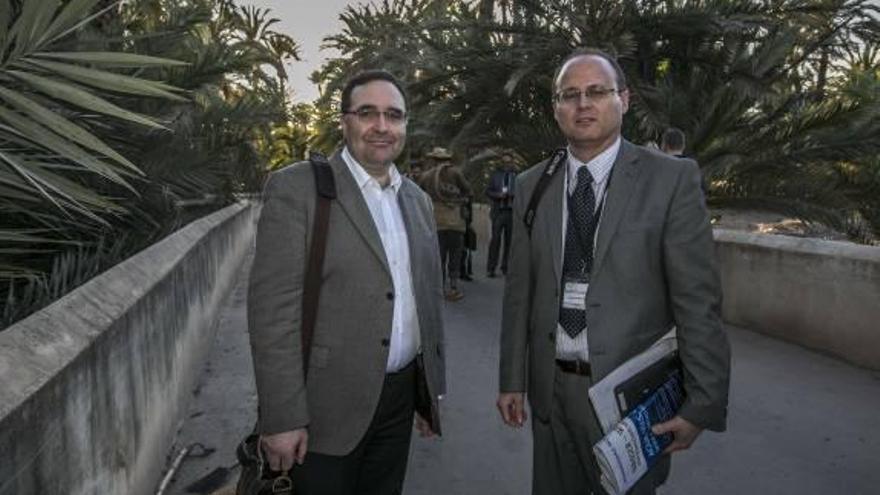 Ignacio Czeghun y Pérez Juan junto a un huerto ilicitano