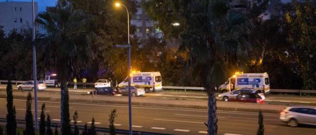 Imagen del accidente en la autovía del Llevant en sentido Palma. El vehículo quedó empotrado, pero sus jóvenes ocupantes echaron a correr.