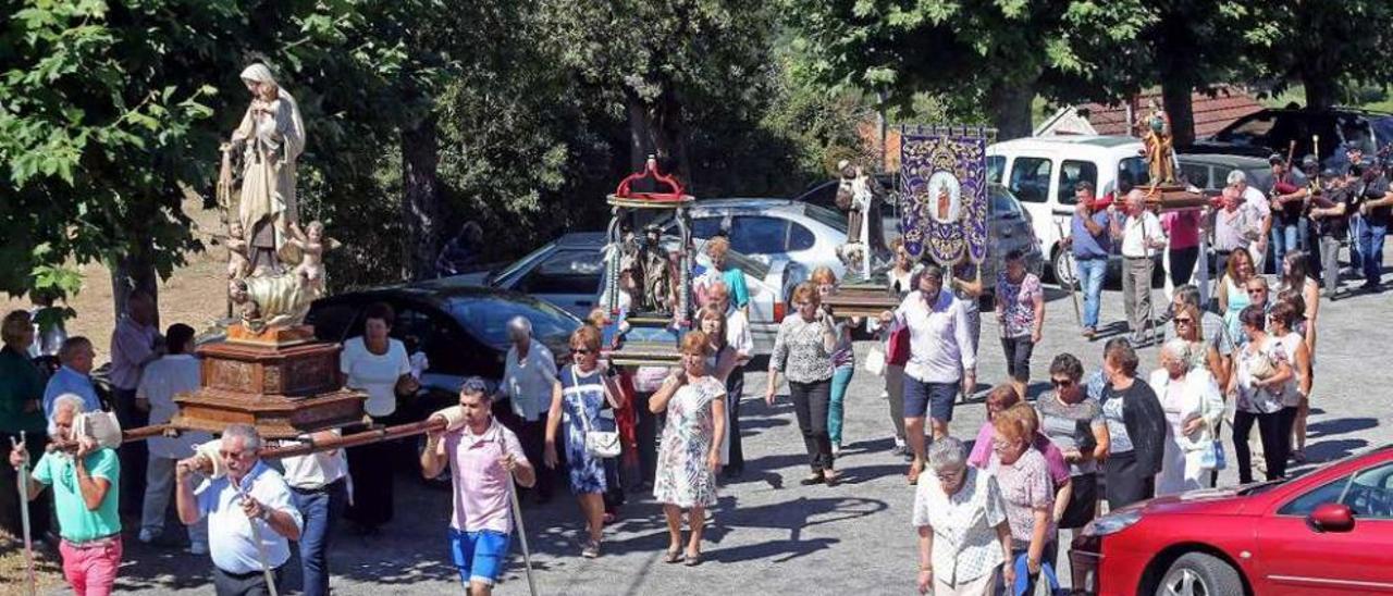 La procesión religiosa por el atrio, el domingo, estuvo menos concurrida que otros años. // Marta G.Brea