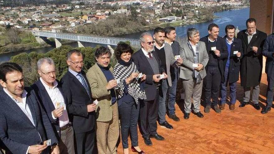 Responsables de la Diputación de Pontevedra y los alcaldes, ayer en Valença.  // D.P.